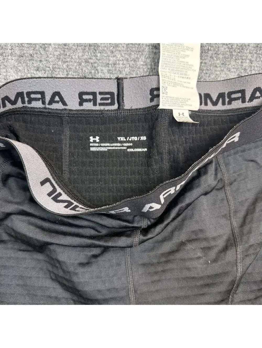 Under Armour black thermal leggings with subtle textured pattern Youth XL